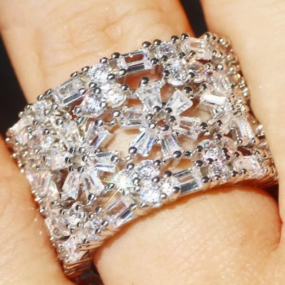 18CT 925 STERLING SILVER DIAMOND CUSHION RING - Picture 3 of 6